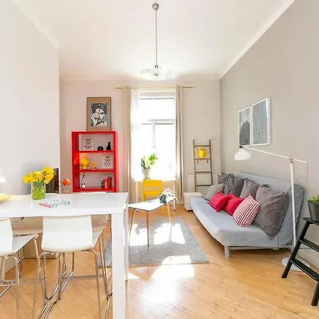 Bright Flat Next To Best Park 10min Walk To Center *