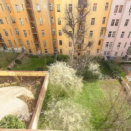 Bright Flat Next To Best Park 10min Walk To Center