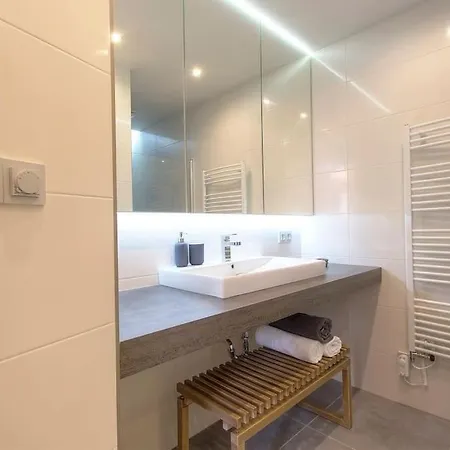 Bright Flat Next To Best Park 10min Walk To Center براغ