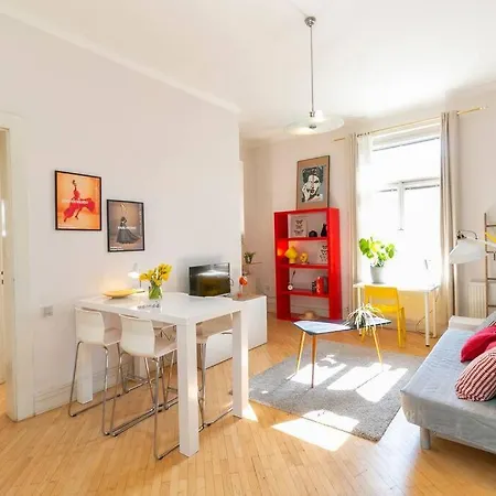 Bright Flat Next To Best Park 10min Walk To Center شقة *